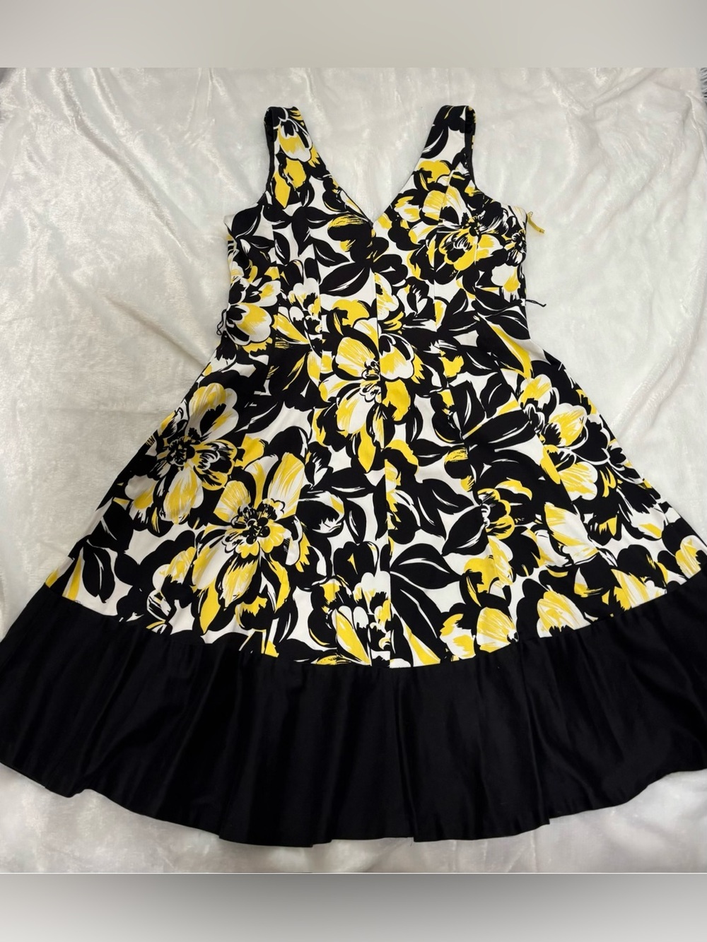 Sleeveless v-neck Fit ‘N Flair dress with zip-back in yellow/white floral design